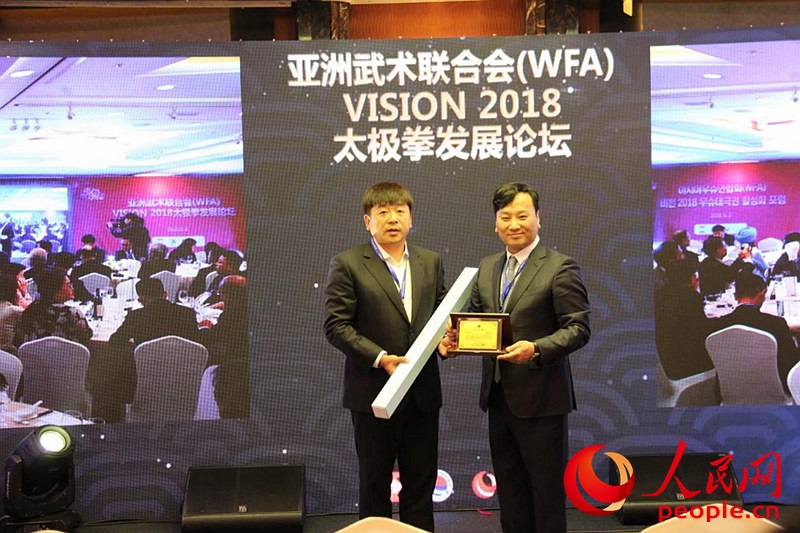 樸昶范會(huì)長向昌世旅游集團(tuán)會(huì)長金星天授予了感謝牌。