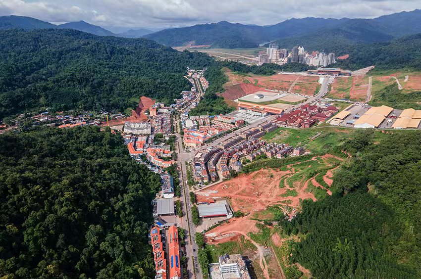 磨憨口岸俯瞰，右前方高層白色建筑群為老撾境內(nèi)。人民網(wǎng)記者 符皓攝