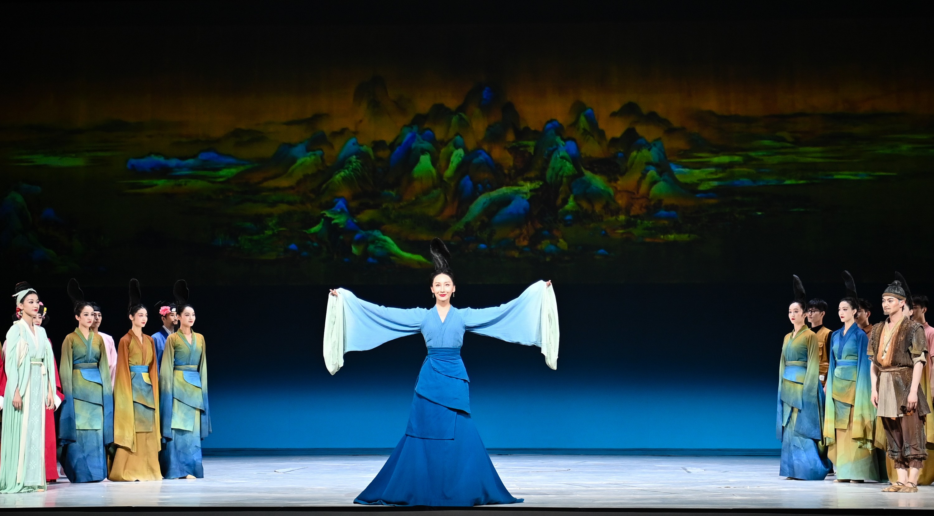 2023年7月20日，中國東方演藝集團演員在烏魯木齊文化中心大劇院表演舞蹈詩劇《只此青綠》。新華社記者 李響 攝