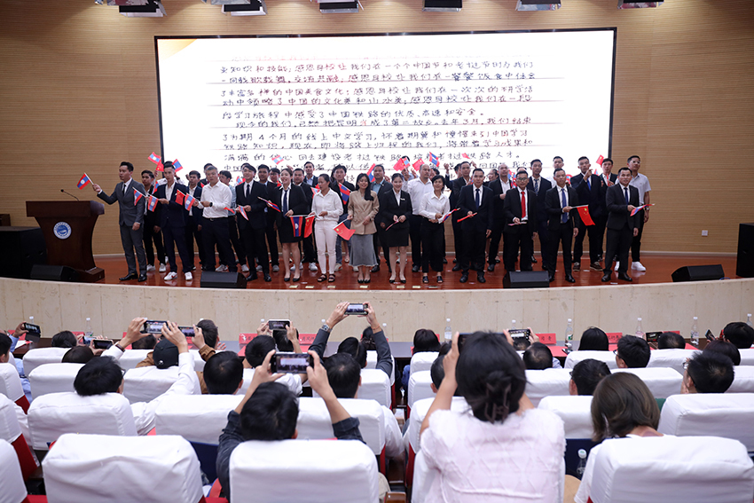 7月31日，昆明鐵道職業(yè)技術(shù)學(xué)院舉行援老撾鐵道職業(yè)技術(shù)學(xué)院項目教育能力建設(shè)教師培養(yǎng)班結(jié)業(yè)典禮。 昆明鐵道職業(yè)技術(shù)學(xué)院供圖
