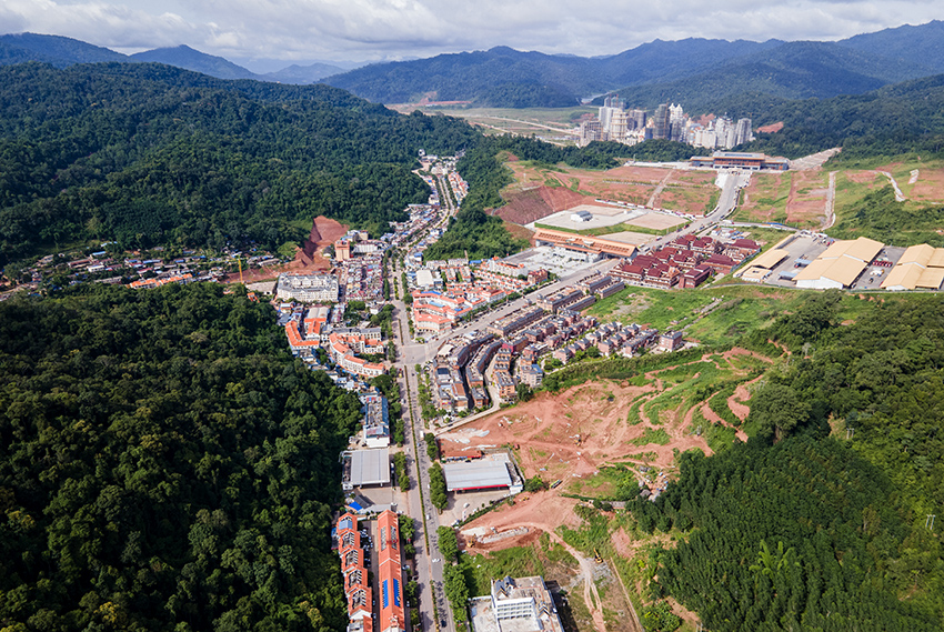 磨憨口岸俯瞰，右前方高層白色建筑群為老撾境內(nèi)。人民網(wǎng)記者 符皓攝