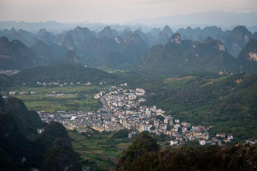 廣西層巒疊嶂，郁郁蔥蔥。 人民網(wǎng) 嚴(yán)立政攝