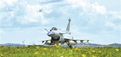 空軍某部開(kāi)展飛行訓(xùn)練